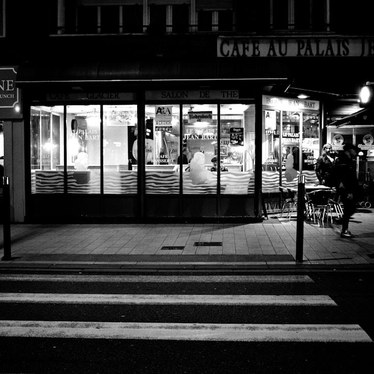Outdoor terrace seating suitable for families in Rome